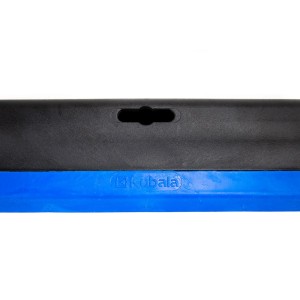 t.b.t. Narzędzie z czarną rączką i niebieskim ostrzem do prac murarskich i glazurniczych.