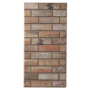 Dekoracyjna ściana z klinkieru t.b.t. w odcieniach brązu i szarości.