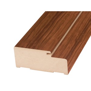 Ościeżnica drzwiowa t.b.t. w kolorze drewna, zbliżenie.