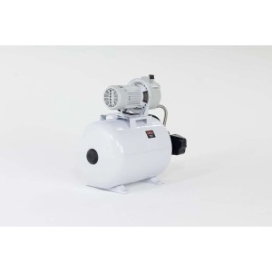 Biała pompa hydroforowa do zaopatrywania w wodę domu i ogrodu.