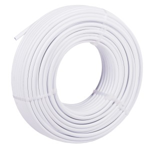 Zwinięty biały wąż, np. do systemów nawadniających.