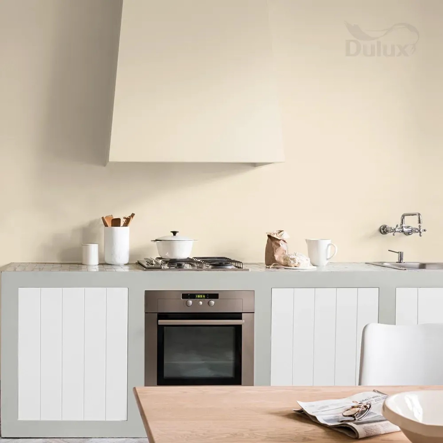 Ściana kuchenna pomalowana na jasny odcień farbą do łazienek Dulux.