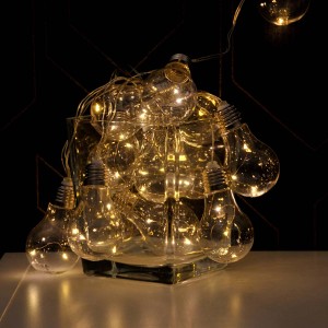 Dekoracyjne oświetlenie zewnętrzne: Szklany wazon z łańcuchem świetlnym z żarówkami.