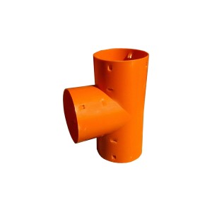 Pomarańczowy trójnik do rur gruntowych.