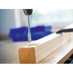 Płaskie wiertło do drewna LUX Classic 30 mm podczas wiercenia w drewnie.