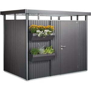 Biohort FloraBoard w kolorze ciemnoszary metalik na domku ogrodowym z dwiema zasadzonymi skrzynkami na kwiaty.