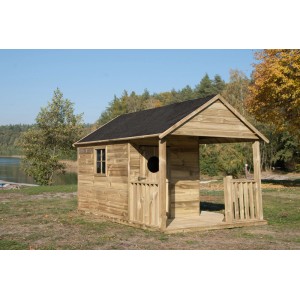 Drewniany domek do zabawy t.b.t. z werandą i czarnym dachem w ogrodzie.