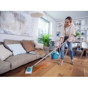Kobieta myje drewnianą podłogę mopem Leifheit Power Clean Micro Duo M.