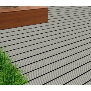 Jasnoszare deski tarasowe WPC (2,1x14,5x300 cm) z rowkowaną powierzchnią ułożone na tarasie.