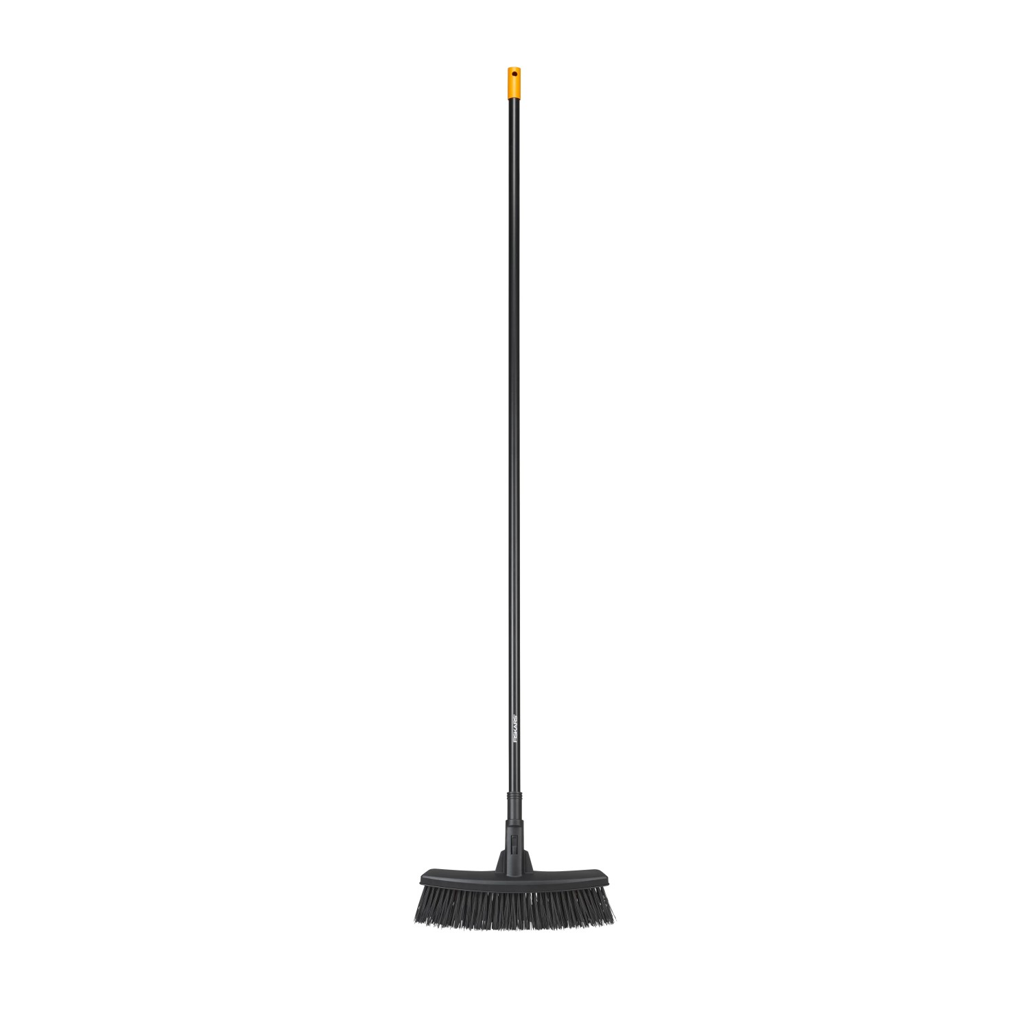 Fiskars Solid M uniwersalna miotła z włosiem PowerClean do prac ogrodowych.