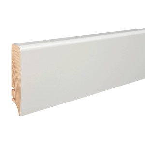 Biała listwa przypodłogowa t.b.t. z drewna, widok szczegółowy.