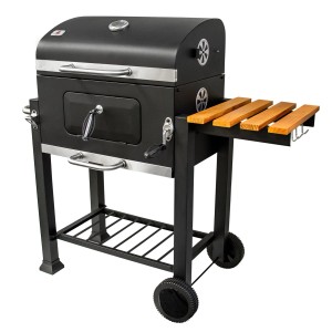 Czarny grill węglowy z półką i kółkami.