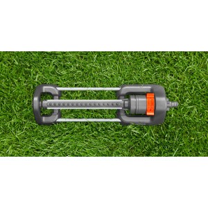 Prostokątny zraszacz Gardena Aqua M do nawadniania trawnika na zielonej trawie, widok z góry.