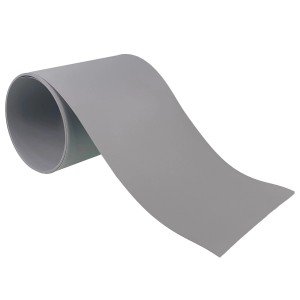 Szara mata ogrodzeniowa t.b.t. zwinięta, idealna jako osłona prywatności w ogrodzie.