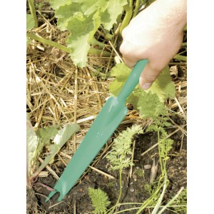 LUX Classic ręczny wyrywacz chwastów w użyciu: Zielony przyrząd do usuwania chwastów w grządce z ręką.