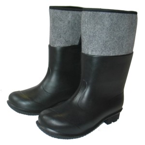 Czarne gumowce z szarą filcową wkładką.