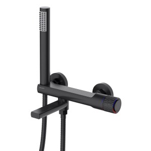 Czarna bateria wannowa t.b.t. z słuchawką prysznicową i termostatem.