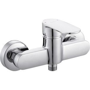 Chromowana bateria prysznicowa t.b.t. do montażu na ścianie.