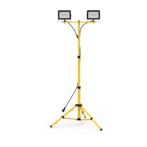 Żółty reflektor LED z statywem, dwa światła dla optymalnego oświetlenia.