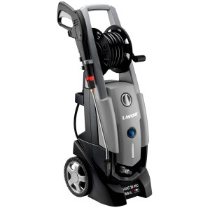 Szara myjka ciśnieniowa z bębnem na wąż i kołami.