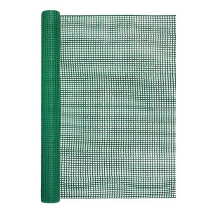 Zielona, zwinięta siatka ogrodowa z tworzywa sztucznego do roślin pnących.