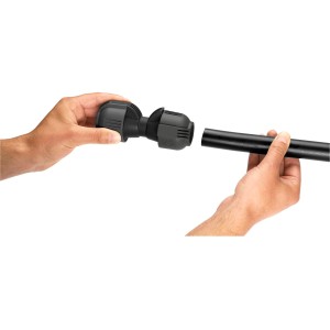 Złączka Gardena 25 mm w użyciu: Dwie ręce łączą czarną rurę z szarą złączką.