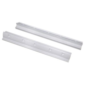 Dwie srebrne szyny t.b.t. do systemów fotowoltaicznych.