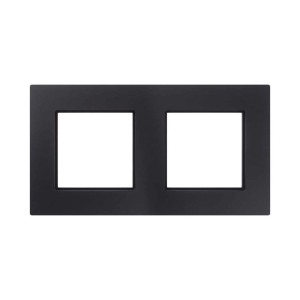 Czarna podwójna ramka do włączników i gniazdek.