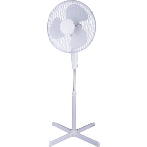 Biały wentylator stojący z trzema łopatkami dla przyjemnego powiewu.
