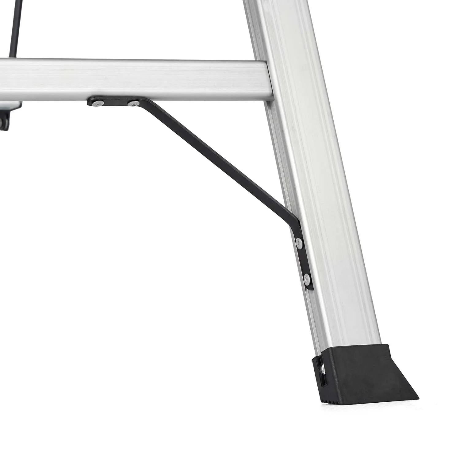 Zbliżenie aluminiowej drabiny domowej z czarną stopką.
