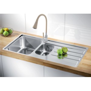 Zlewozmywak ze stali nierdzewnej z jednouchwytową baterią w nowoczesnej kuchni.