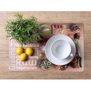 Obrus z motywem jedzenia, w tym filiżanka, talerz i dekoracja.