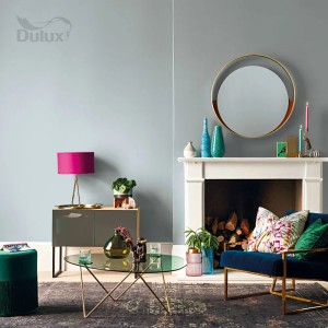 Salon w szaro-niebieskim kolorze z kolorowymi akcentami i kominkiem. Farba do ścian t.b.t.