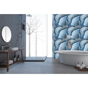 Łazienka z niebieskimi dekorami i listwami t.b.t. na ścianie.