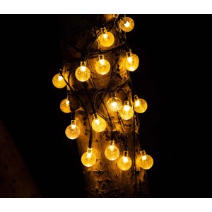 Solarne lampki łańcuchowe z ciepłymi białymi kulami owiniętymi wokół drzewa.