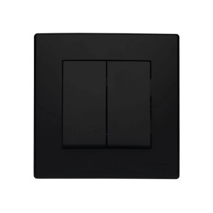 Czarny podwójny włącznik światła t.b.t. do zasilania.