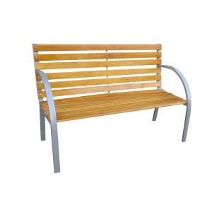 Drewniana ławka ogrodowa ze srebrną metalową ramą.