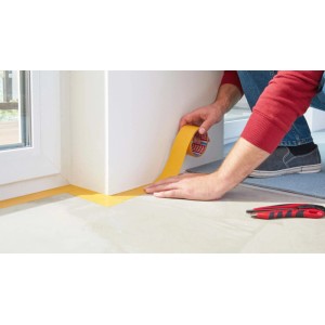 Żółta taśma klejąca t.b.t. naklejana na róg.