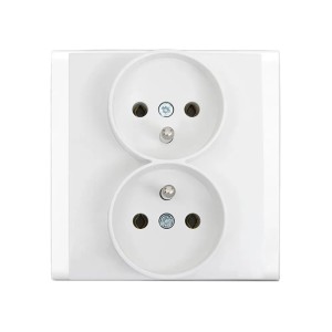 Białe podwójne gniazdko elektryczne do użytku wewnętrznego.