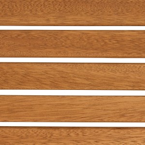 Zbliżenie drewnianych listew ławki ogrodowej Bonlee. Drewno eukaliptusowe z certyfikatem FSC® o ciepłym wyglądzie drewna.