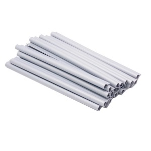 Stos szarych mat ogrodzeniowych t.b.t., odpowiednich do ekranów prywatności w ogrodzie.