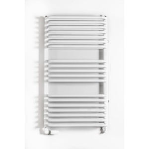 Biały grzejnik t.b.t. z poziomymi elementami grzewczymi na białej ścianie.