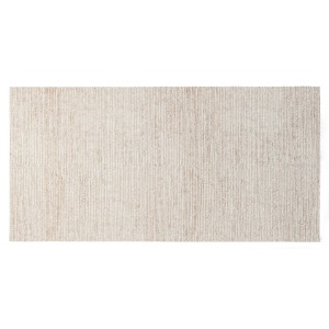 Beżowy dywanik łazienkowy o delikatnej strukturze.