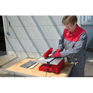 Przecinarka do płytek Einhell TC-TC 800 w użyciu z tarczą diamentową. Narzędzie dla glazurników.