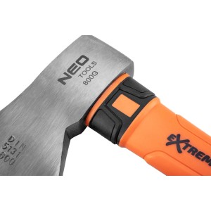 Siekiera NEO TOOLS z pomarańczową rączką, zbliżenie.