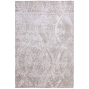 Beżowy dywan z długim włosiem i abstrakcyjnym wzorem.