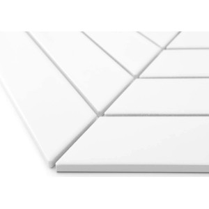 Białe elementy dekoracyjne/listwy w kształcie rombu, widok szczegółowy.