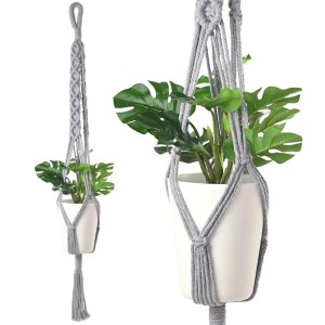 Szary kwietnik wiszący z makramy z doniczką, idealny do roślin domowych. Dekoracyjny kwietnik.