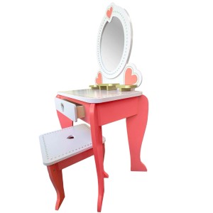 Różowo-biała toaletka dla dzieci z lustrem i stołkiem do zabaw w pokoju dziecięcym.