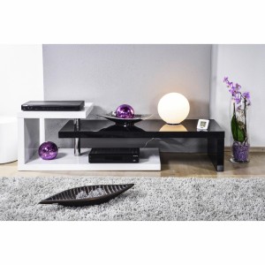 Termometr cyfrowy na czarnym stole z lampą i dekoracjami.